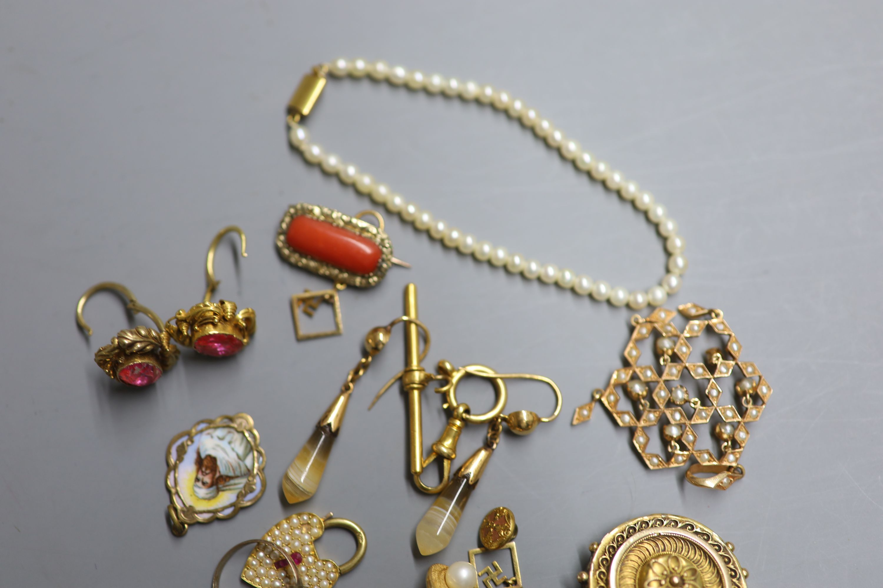 Mixed jewellery including a yellow metal and seed pearl set openwork hexagonal pendant etc.